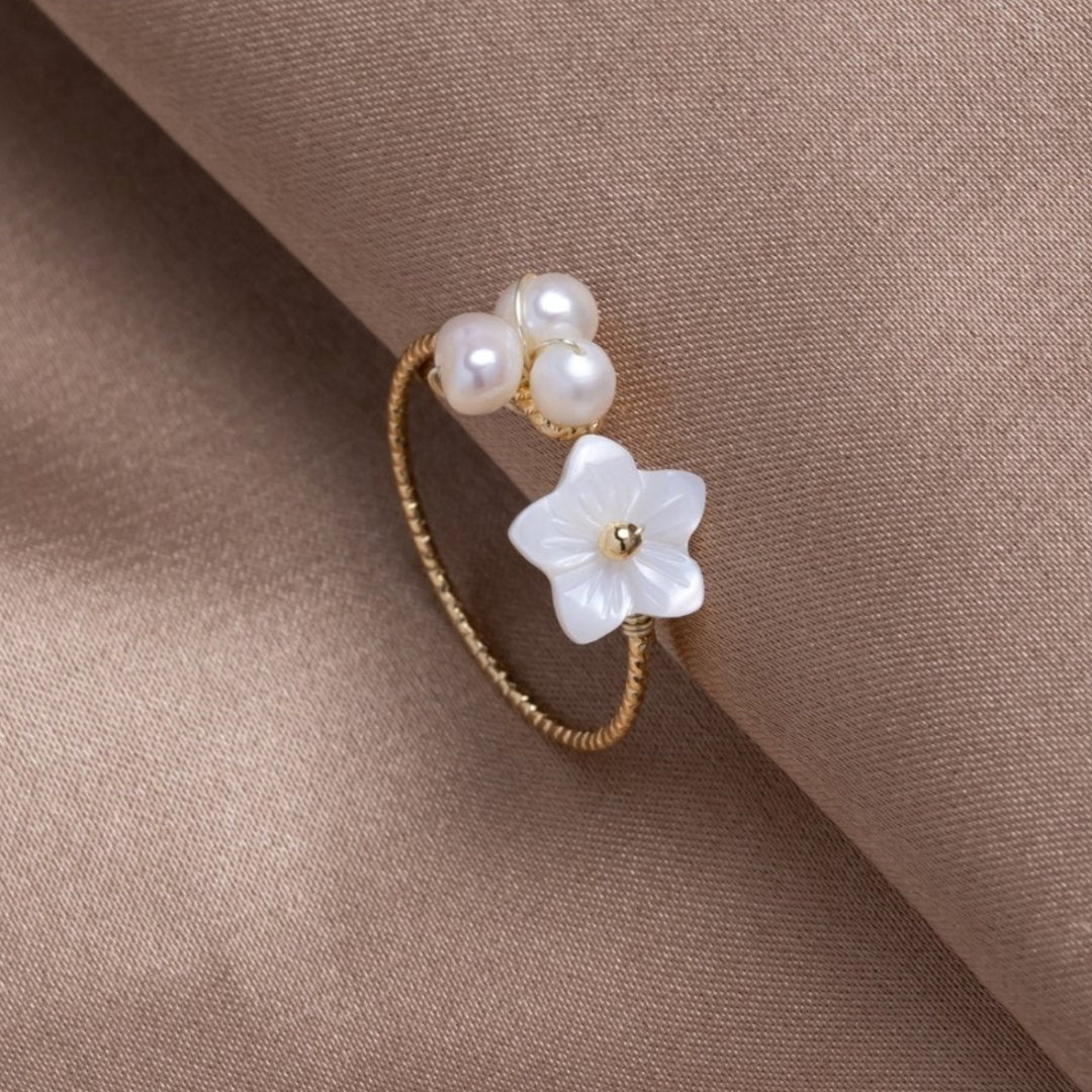 Verstelbare Witte Petal Ring met Parels in Goud