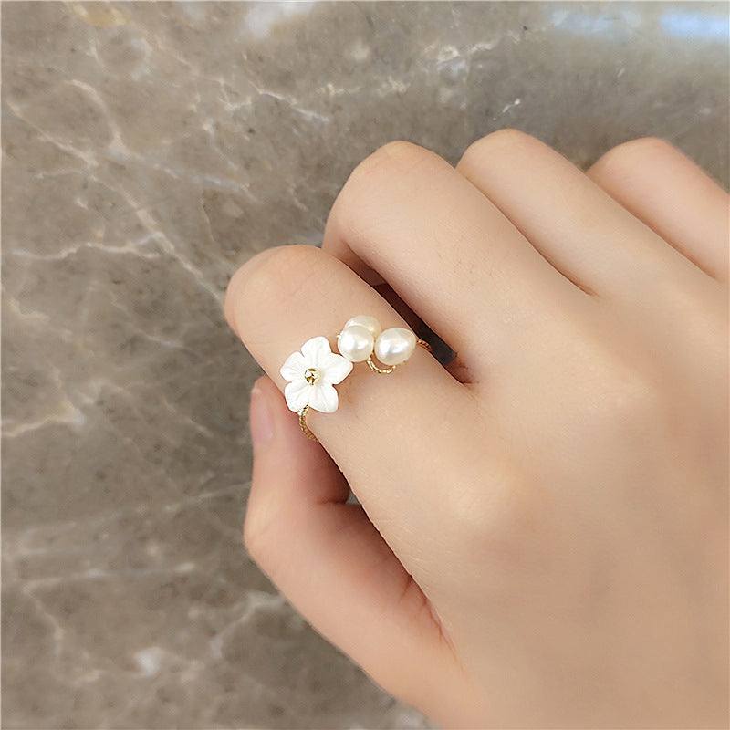 Verstelbare Witte Petal Ring met Parels in Goud