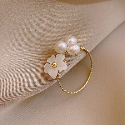 Verstelbare Witte Petal Ring met Parels in Goud