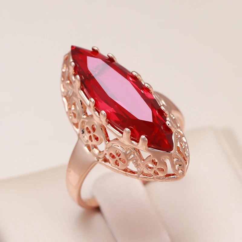 Elegante ring met rood kristal in goud