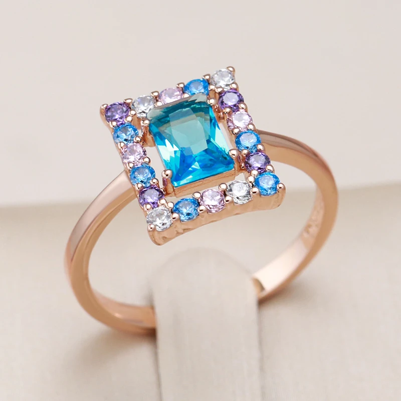 Elegante ring met blauwe kubuskristallen