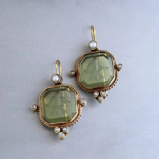 Vintage oorbellen met groene parels